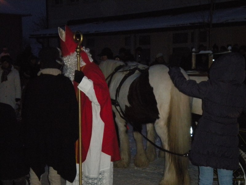 Nikolaus erreicht die Kirche (Waldneukirchen)