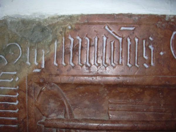 Grabplatte mit Namenszug Sigismundus