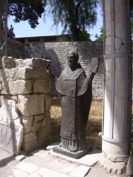 Nikolaus-Statue im Eingangsbereich